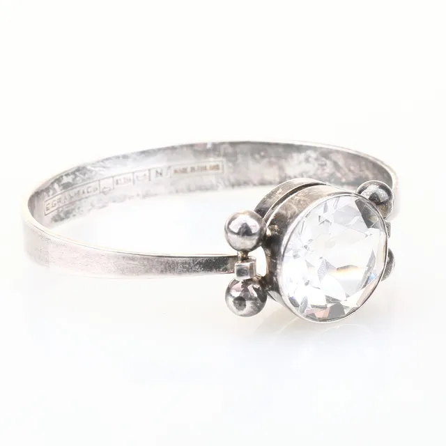 ERIK GRANIT. Armring, 813H, silver och bergskristall, E.Granit & co, Helsingfors, Finland, 1966.