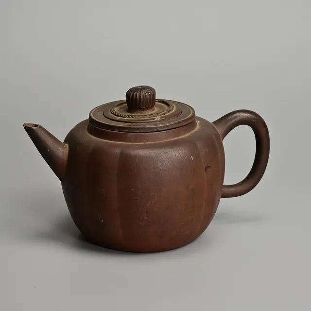 A CHINESE YIXING POTTERY TEAPOT, 20TH CENTURY.