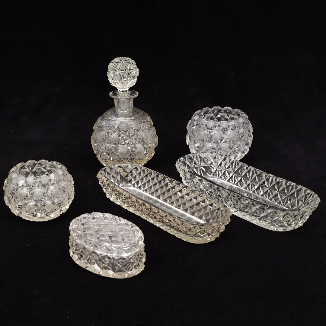 GLASFÖREMÅL, 6 delar, slipat, 1900-talets första hälft. — Utility glass — Växjö Auktionskammare