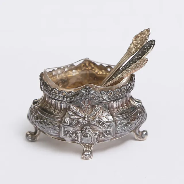 SALTKAR med glasinsats och SKEDAR, 3 st, sannolikt nysilver, 1900-tal.