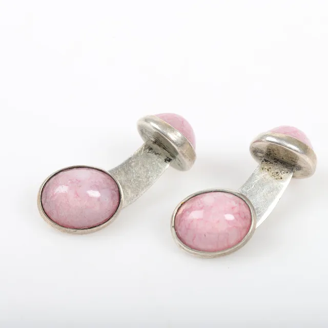 MANSCHETTKNAPPAR, 1 par, silver med cabochonslipade rosenkvarts, Present & Smidestjänst Bo Davidsson, Falköping, 1969.
