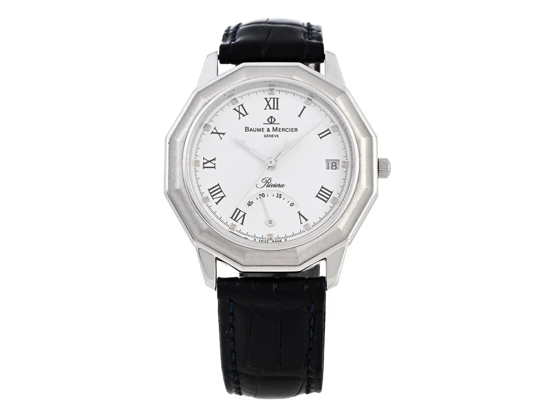 BAUME & MERCIER, Geneve, Riviera, s.k. "Sigma Dial", Cal BM11992 (ETA 2892A2), Serie nr. 2409129, Boett nr. MV045138, herrur, 36 mm, 18K vitguld, automatisk, safirglas, datum, gångreservsindikator, läderband, viklås i stål, cert, november 1998, box. Limiterad och numrerad (Nr. 14/99). — Klockor/Baume&Mer — Kaplans