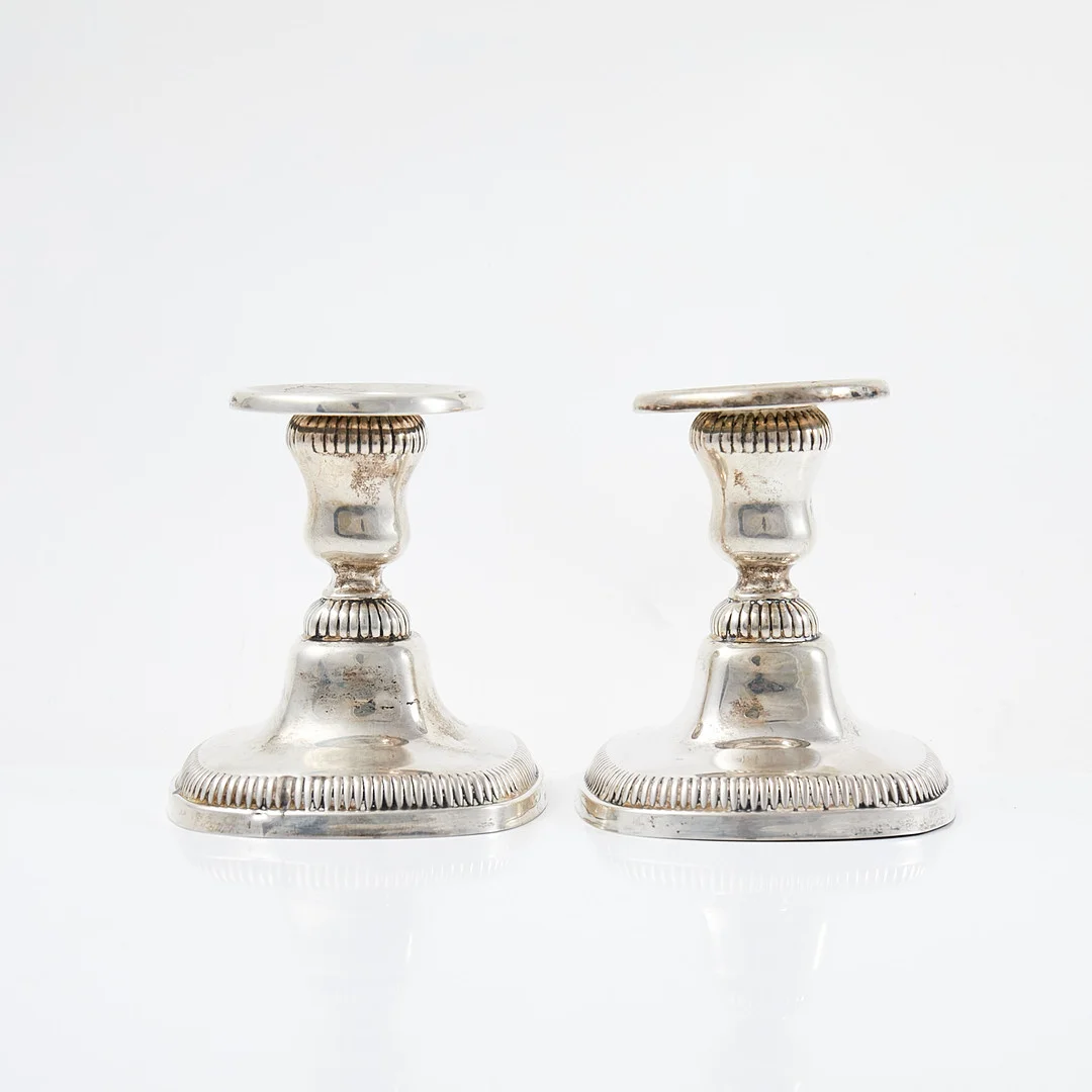 LJUSSTAKAR. 1 par, silver, svensk importstämpel, fylld fot, 1900-talets första hälft. — Candlesticks — Stockholms Auktionsverk Sickla