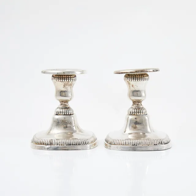 LJUSSTAKAR. 1 par, silver, svensk importstämpel, fylld fot, 1900-talets första hälft.
