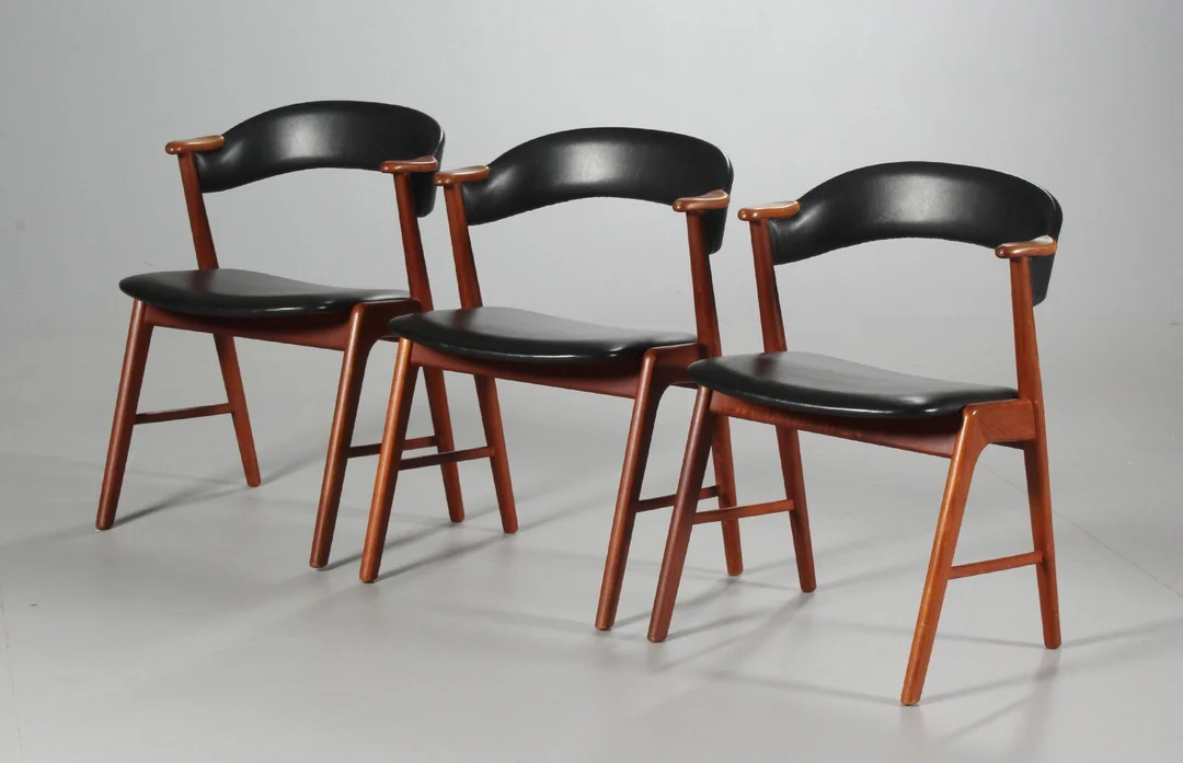Dansk møbelproducent. Sæt på tre armstole, teak sort skind/skai 1960erne(3) — Furniture/Chairs — Lauritz
