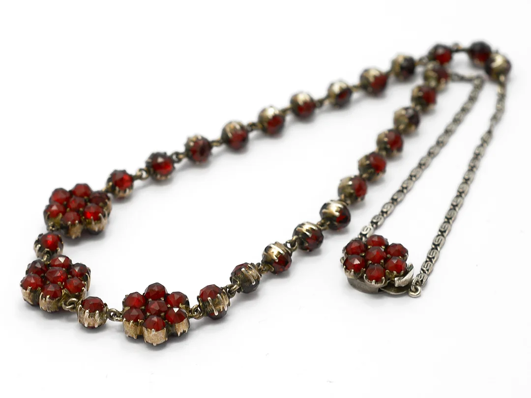 COLLIER, granater, kedja i silver, resten försilvrat, längd 42 cm. — Smycken/Collier — Kaplans