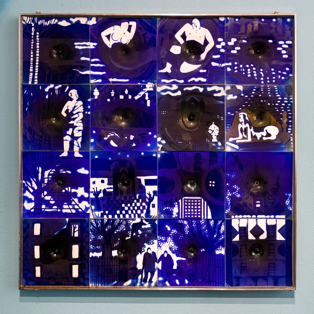 KERTTU NURMINEN. GLASMOSAIK, (Minnenas trädgårdar) Signerad "Muistojen puutarhat" Kerttu Nurminen Nuutajärvi Notsjö 1992. — Art glass — Stockholms Auktionsverk Helsinki