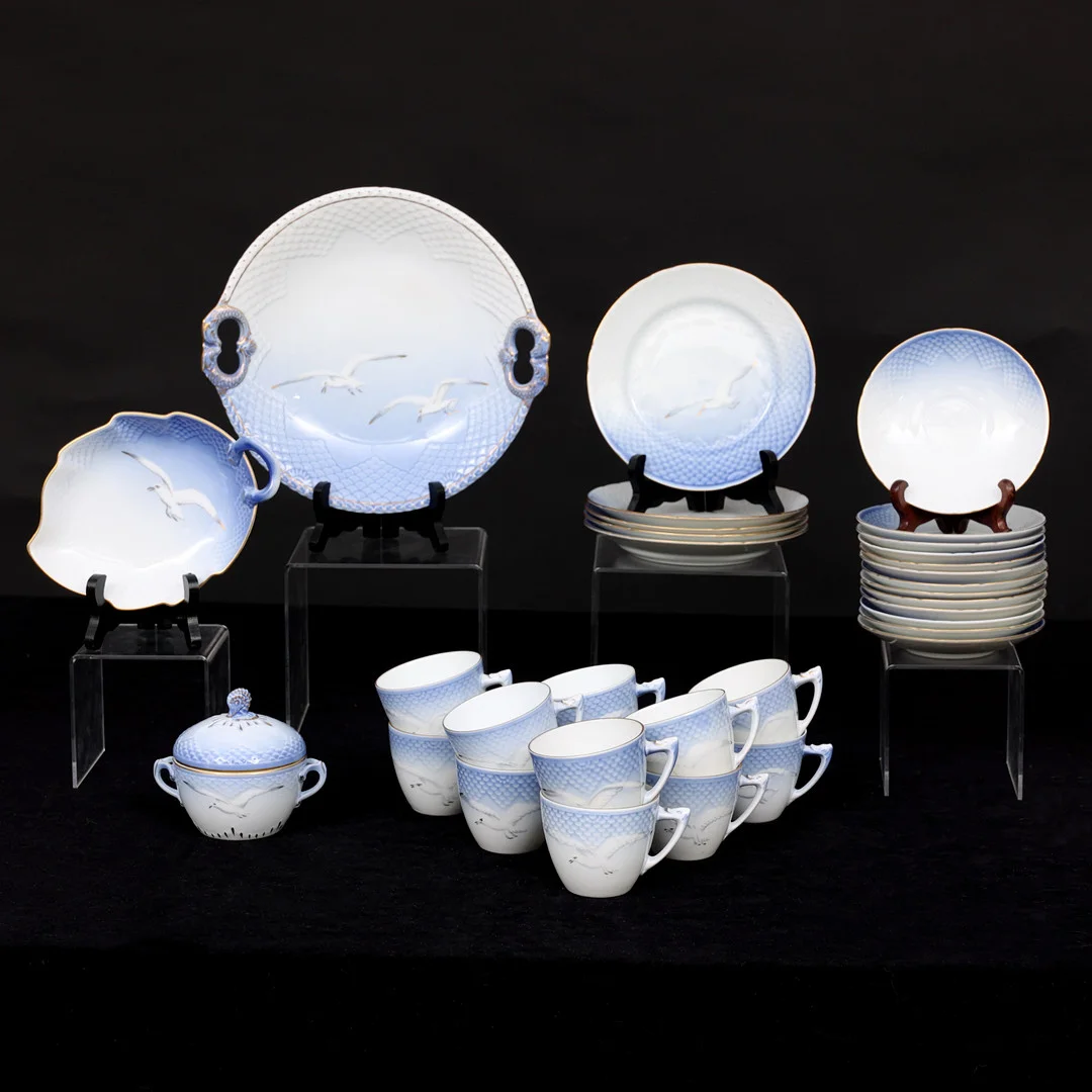 SERVISDELAR, 33 delar, porslin, Måsen, Bing & Gröndal, Danmark. — Tableware — Garpenhus Auktioner