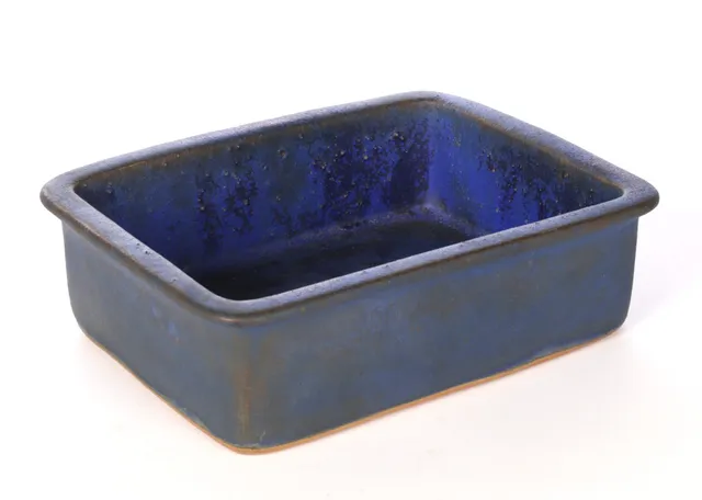 Christian Poulsen. Four-sided stoneware bowl with blue glaze