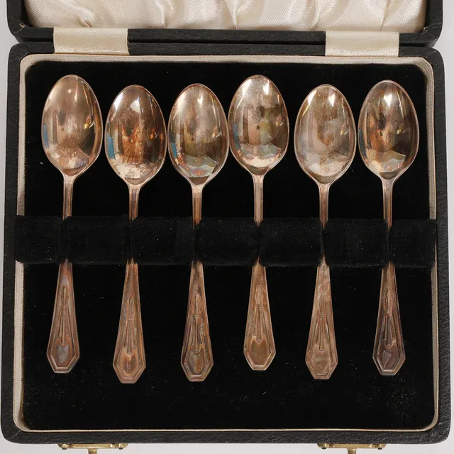 A SET OF SIX GEORGE VI SILVER COFFEE SPOONS (6).