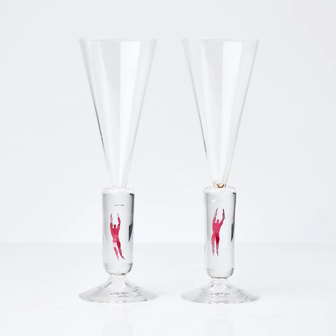 BERTIL VALLIEN. "Millenium", champagneglas, ett par, Kosta Boda, signerade Kosta Boda B Vallien 99836/21546 respektive 99836/21545, i originalförpackning. — Utility glass — Stockholms Auktionsverk Sickla