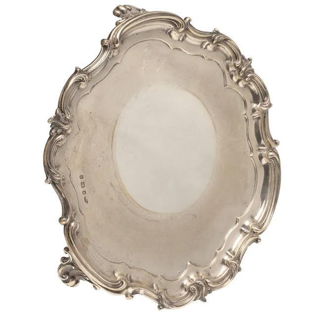 A LATE VICTORIAN/EARLY EDWARDIAN SILVER SALVER.