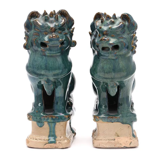 RÖKELSEHÅLLARE, ett par, Kina, sen Qing (1644-1912), i form av fohundar, stengods glaserat i grönt.