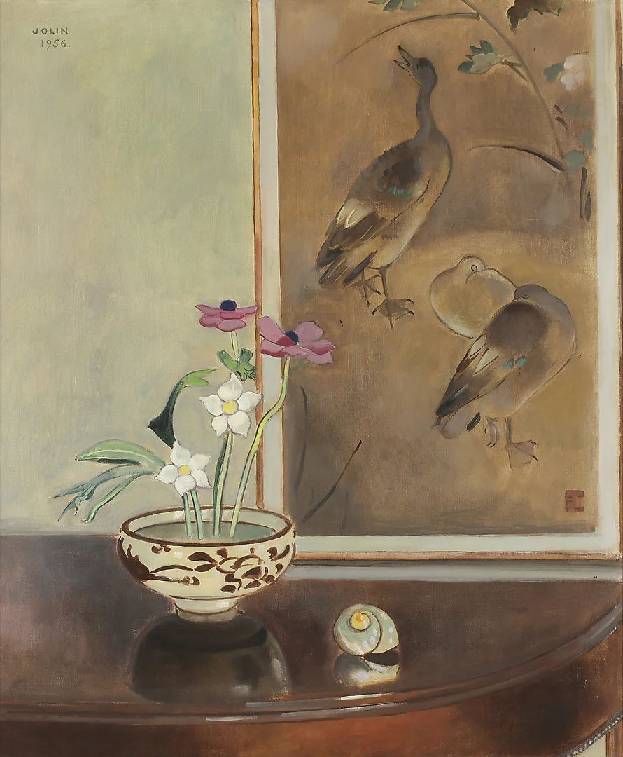 EINAR JOLIN (1890-1976). "Stilleben med blommor, snäcka och kinesisk fågelmålning." Olja på duk. — Paintings — Göteborgs Auktionsverk