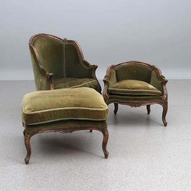 FÅTÖLJER, TVÅ ST SAMT FOTPALL. Betsad bok med plyschklädsel. Rokoko-stil, 1900-tal.