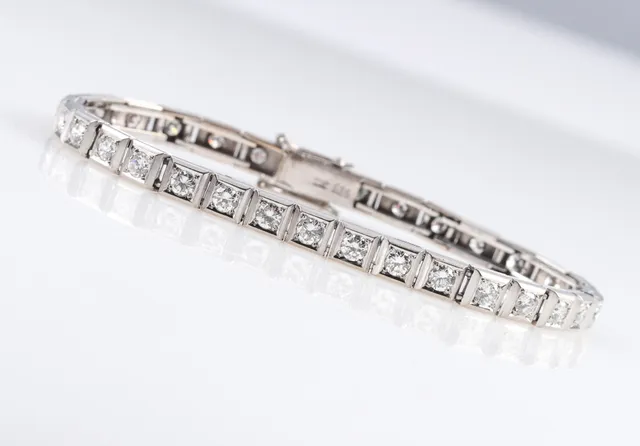 Jørgen Larsen. Tennis bracelet of 14 kt. white gold, total approx. 3.25 ct. (1973)