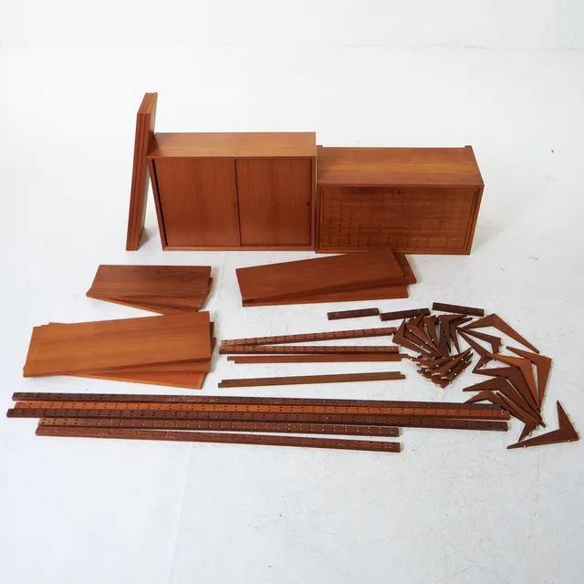 POUL CADOVIUS. hyllsystem för väggmontering, "System Royal", fanerat med teak, 1900-talets mitt, skåp samt hyllplan.