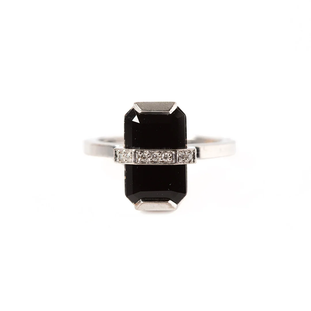 EFVA ATTLING. Ring, "Little bend over", 18K vitguld med onyx och 15 små briljantslipade diamanter. — Rings — Stockholms Auktionsverk Göteborg