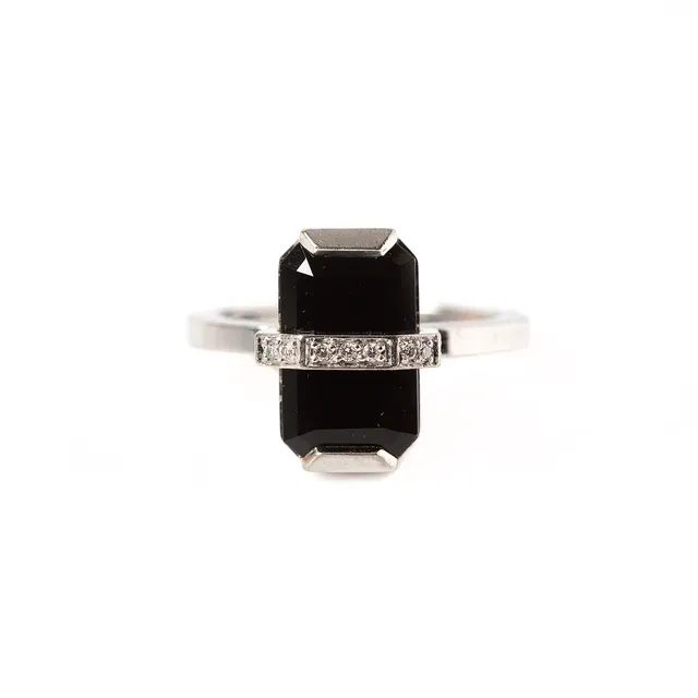EFVA ATTLING. Ring, "Little bend over", 18K vitguld med onyx och 15 små briljantslipade diamanter.