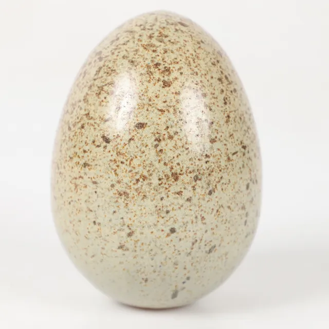 PER LILIENGREN. Figurin, ägg, keramik, signerad.