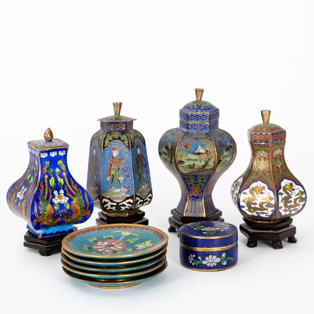 Kleine Cloisonné-Sammlung, Ende 20. Jh. (10).