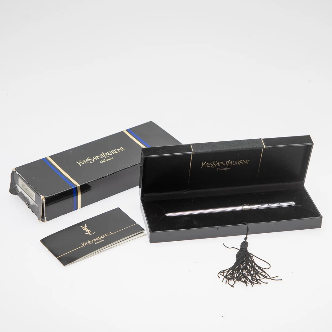 YVES SAINT LAURENT. Füllfederhalter. — Pens — Stockholms Auktionsverk Hamburg