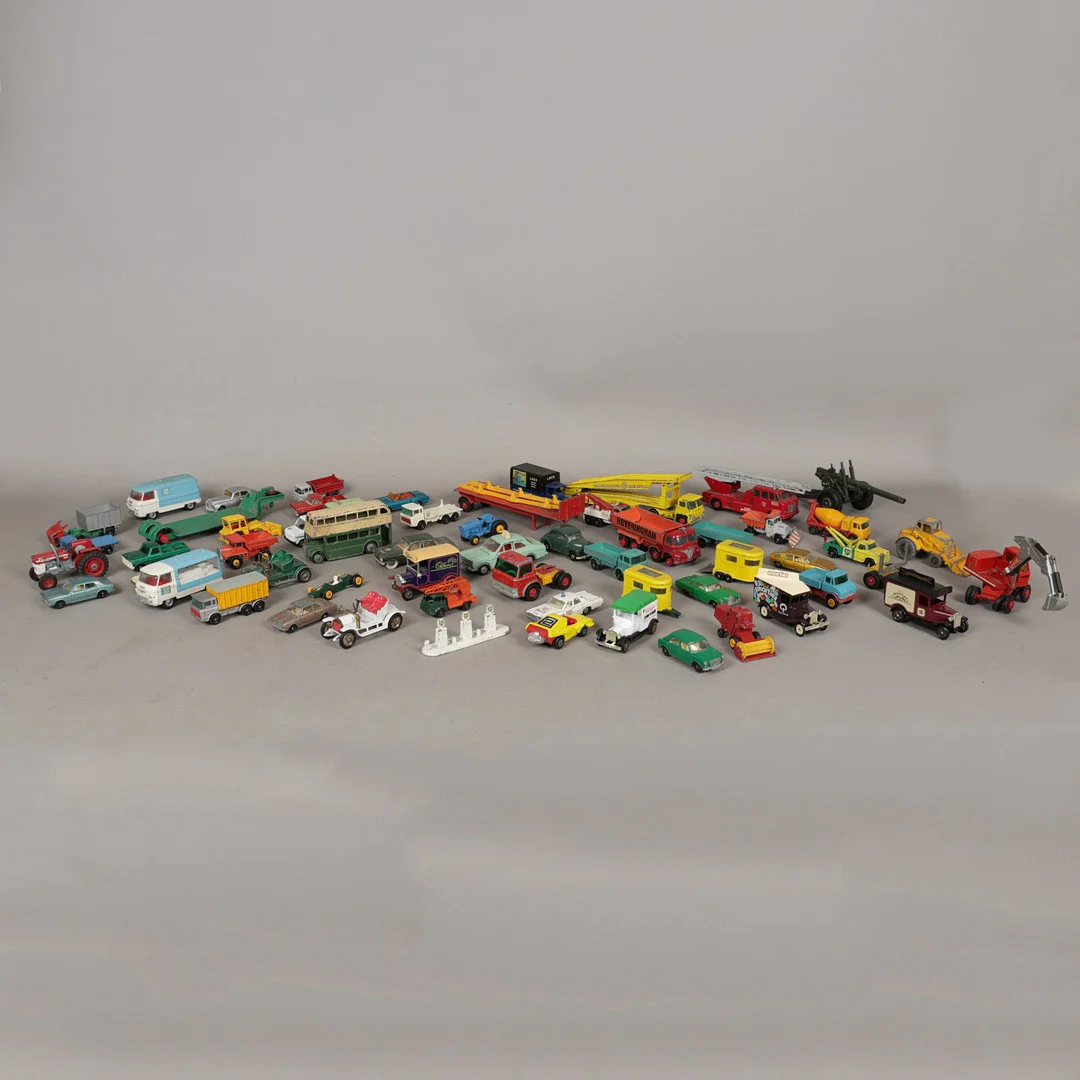 A COLLECTION OF LOOSE MODEL VEHICLES (QTY). — Model cars — Bishop & Miller