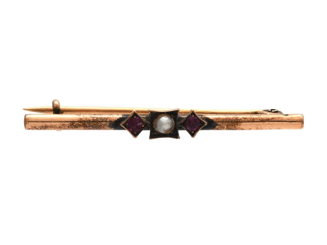 BROSCH, 18K guld, orientalisk halvpärla, 2 rubiner, längd 3,5 cm, vikt 1,2 g, en rubin med skada. — Smycken/Brosch — Kaplans