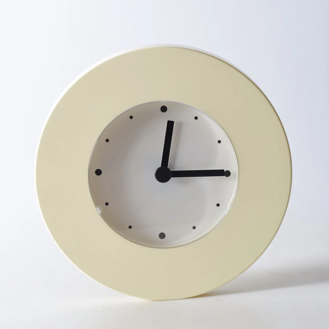 KNUT OCH MARIANNE HAGBERG. Väggur, plast, "tajma" Ikea, 1990-tal. — Wall Clocks — Gomér & Andersson Nyköping