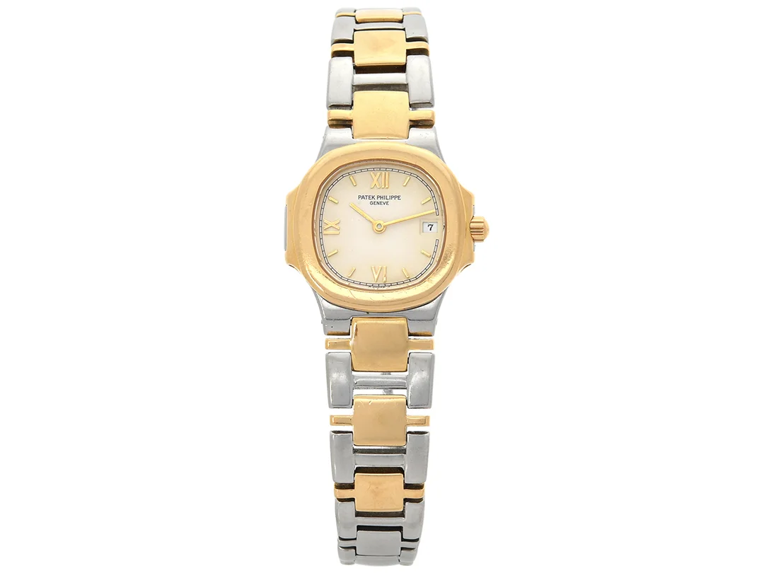 PATEK PHILIPPE, Nautilus, Cal E19 C, Serie nr. 1532327, Ref nr. 4700/51, Boett nr. 2894472, damur, 24,5 x 24,5 (27) mm, stål/guld, quartz, safirglas (repor), datum, integrerad originallänk (stål/guld), viklås, servad augusti 2019, ca 1995. — Klockor/Patek Philippe — Kaplans