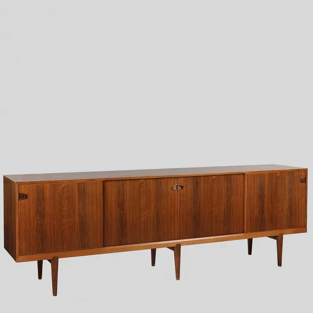 HENRY ROSENGREN HANSEN. Skænk af palisander med skydelåger, model nr. 49, Brande Møbelfabrik, Danmark, formgivet 1950.