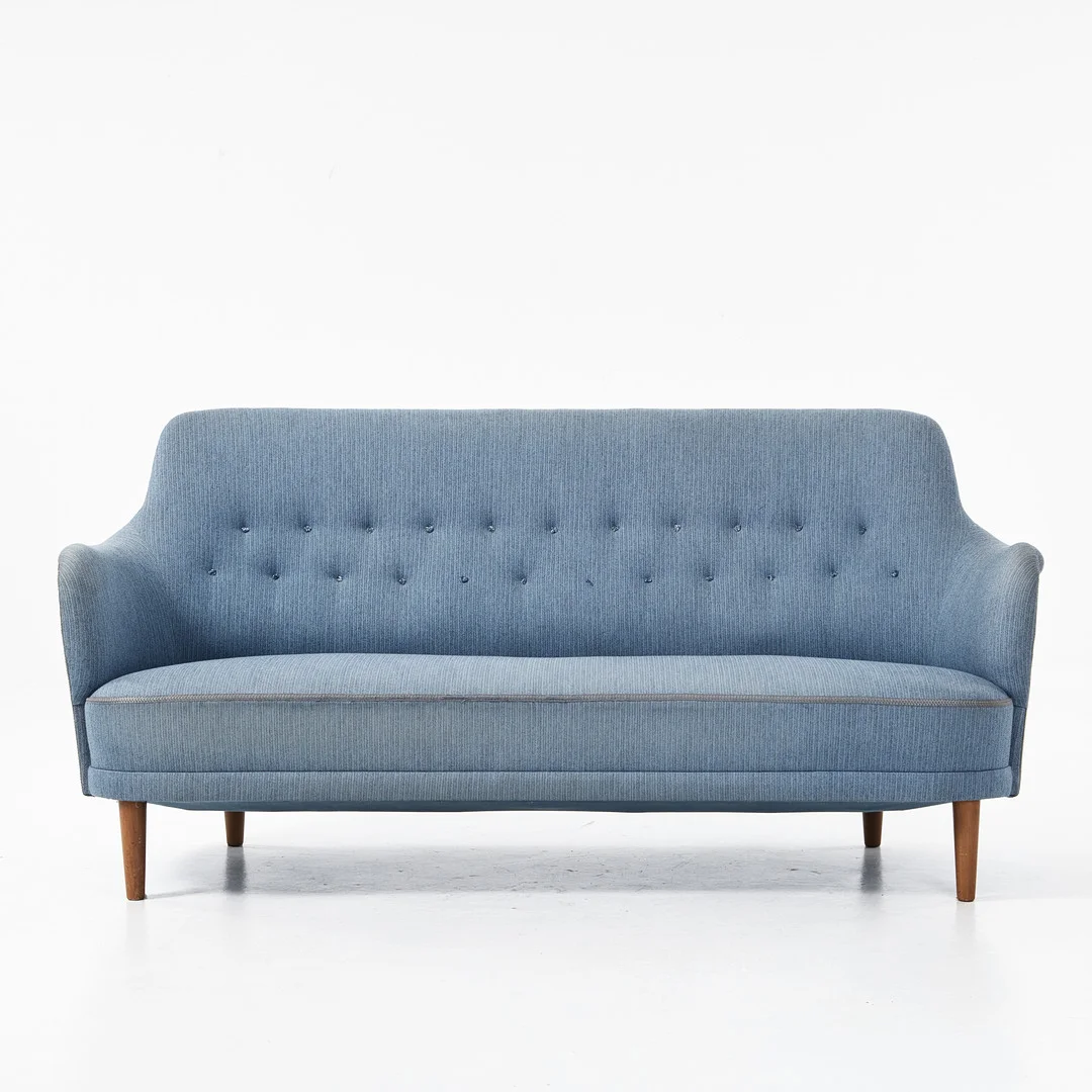 CARL MALMSTEN. "Samsas", soffa, stoppad stomme, klädd i textil. — Sofas & Seatings — Stockholms Auktionsverk Magasin 5