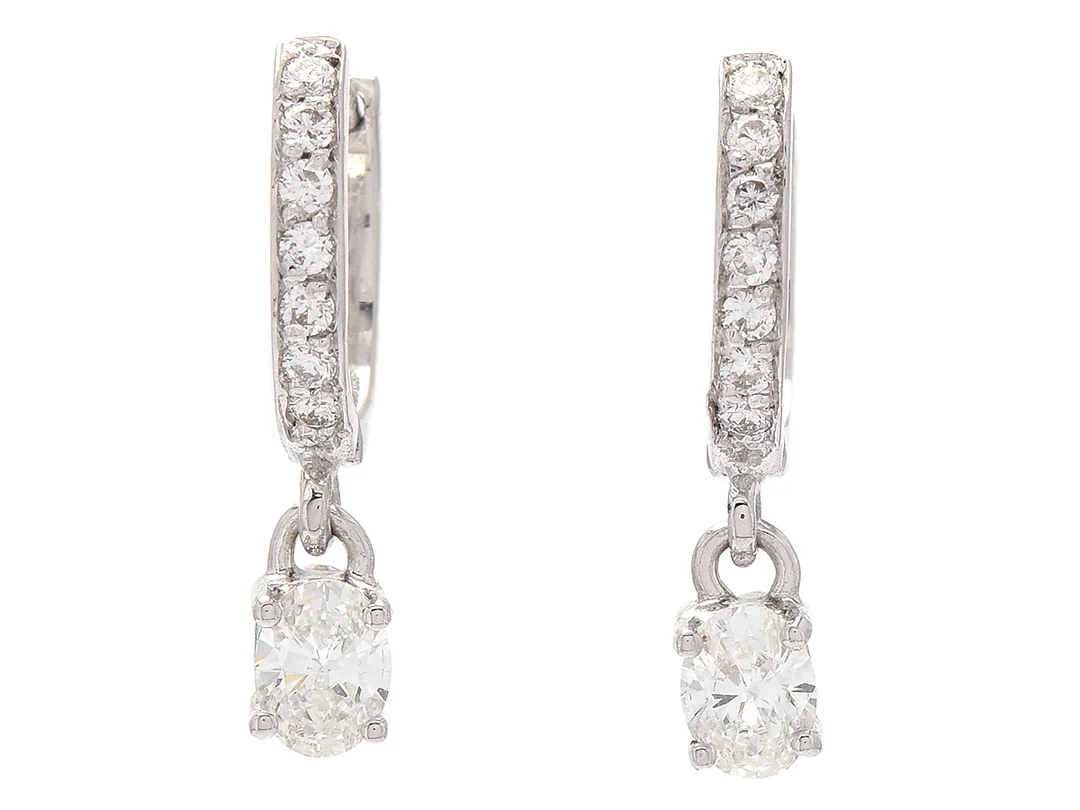 ÖRHÄNGEN, 18K vitguld, 2 ovalslipade diamanter ca 0,39 ctv, ca I/VS, 14 briljantslipade diamanter ca 0,13 ctv, ca G-H/VVS-VS, vikt 1,8 g. — Smycken/Örhängen — Kaplans