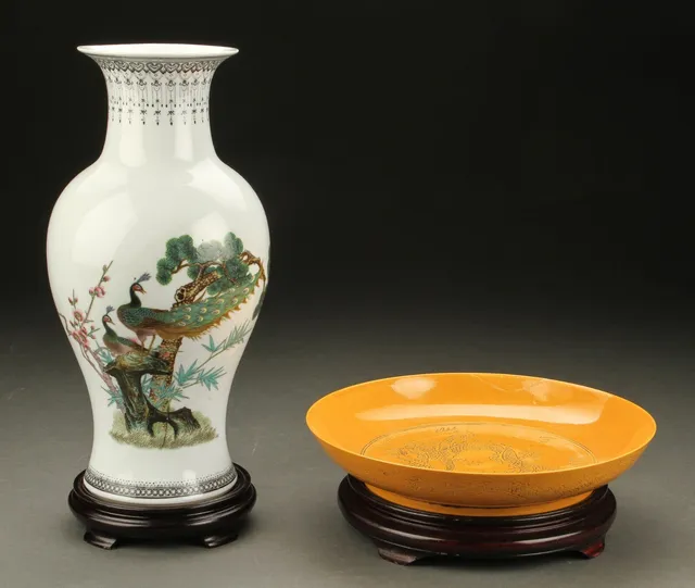 Kinesisk vase og fad af porcelæn, 1900-tallet (2)