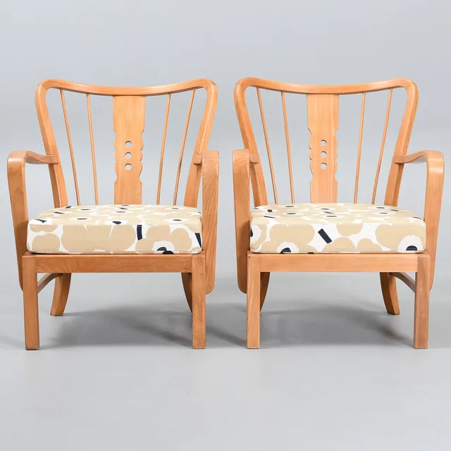FRITZ HANSEN. Et par lænestole med stel af elm, model 1588, Danmark, 1940'erne (2).