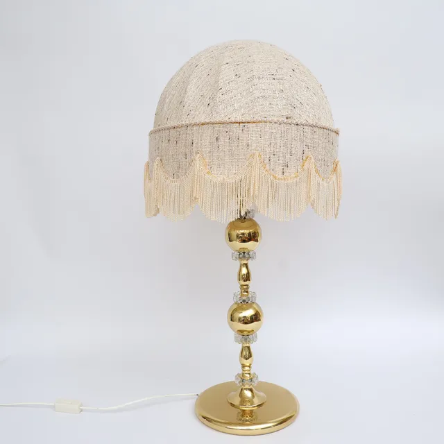 BORDSLAMPA, 1900-talets andra hälft, mässing med gjutna glasdekorer.