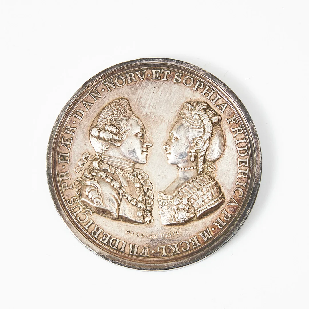 MINNESMEDALJ, silver, för giftermålet mellan kronprins Frederik Princess Fredrikke of Meklenborg Strelitz, 1774, Danmark. — Orders & Medals — Stockholms Auktionsverk Magasin 5