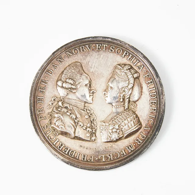 MINNESMEDALJ, silver, för giftermålet mellan kronprins Frederik Princess Fredrikke of Meklenborg Strelitz, 1774, Danmark.