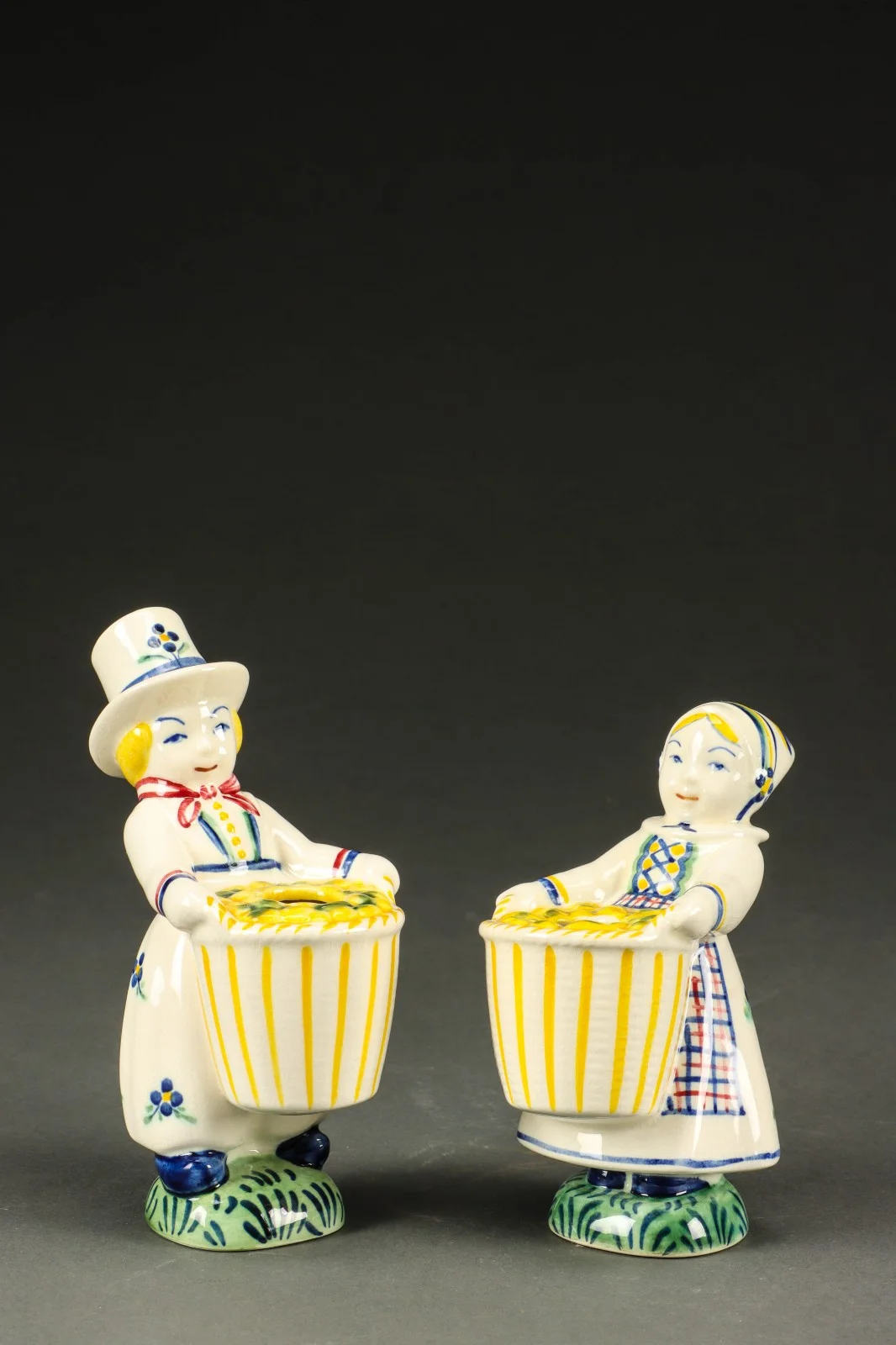 Aluminia. To børnehjælpsfigurer af fajance (2) — Glass, porcelain and ceramics/Figures — Lauritz