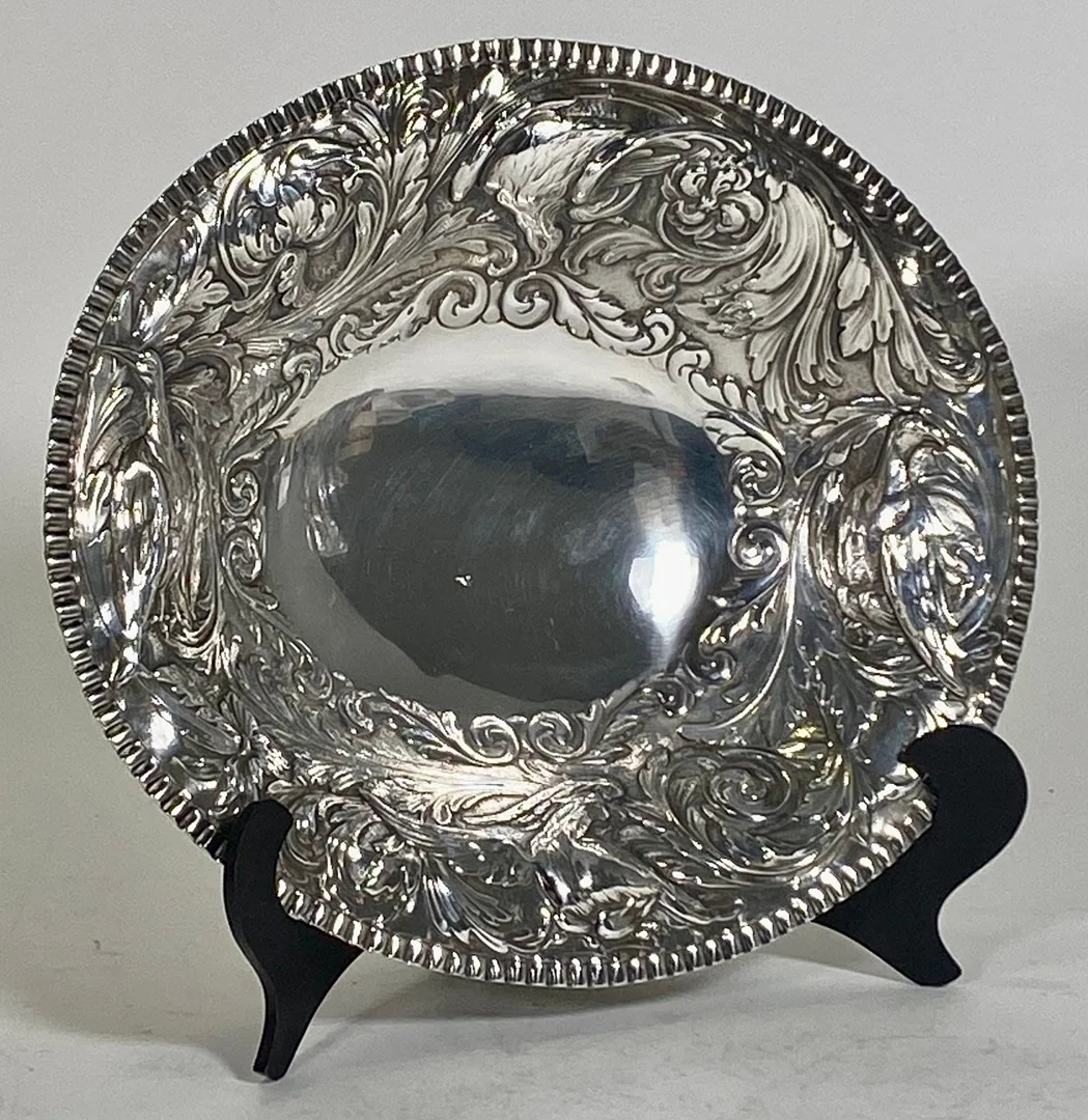 CENTRO EN ALPACA PLATEADA Y REPUJADA. PRIMER TERCIO SIGLO XX. — Silver plated — Barcelona Auctions