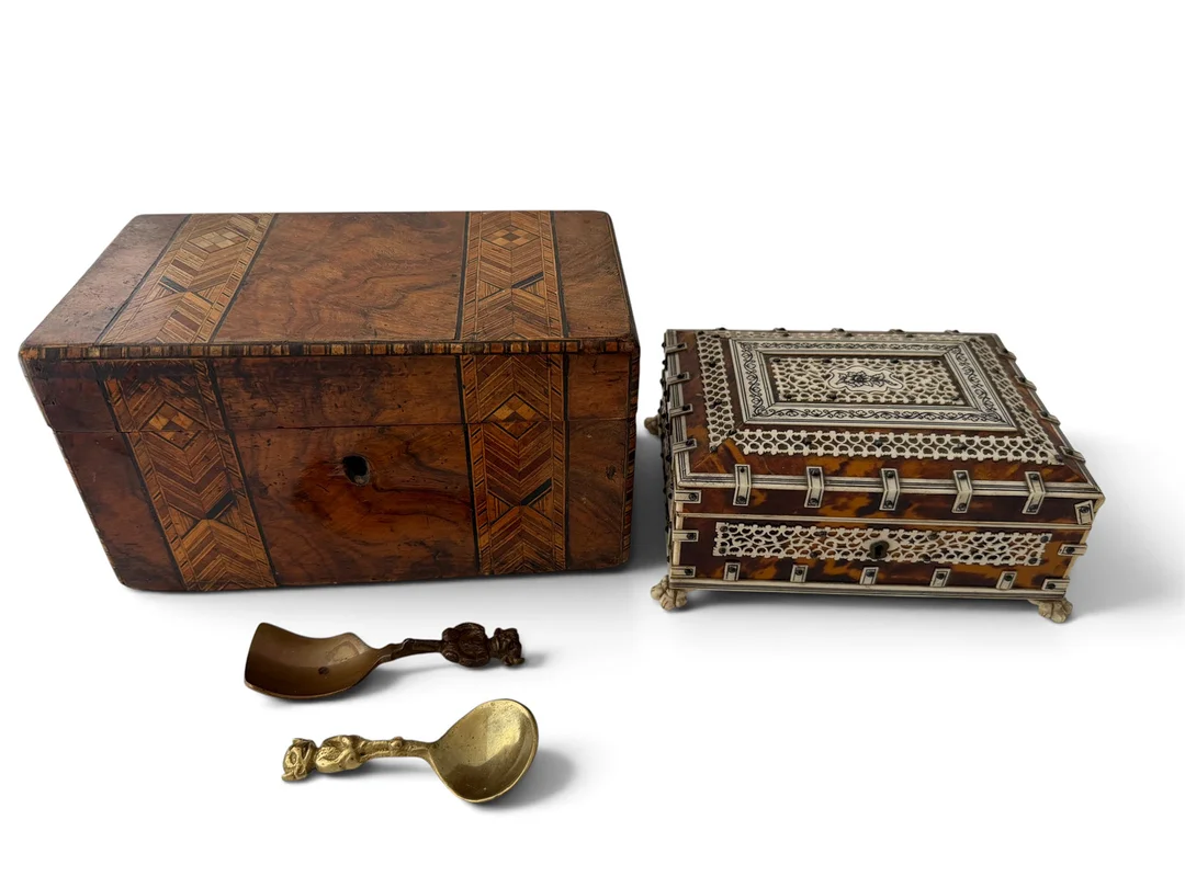 A WOODEN TEA CADDY AND A FAUX TORTOISESHELL BOX. — Other collectables — Griffin’s Auctioneers