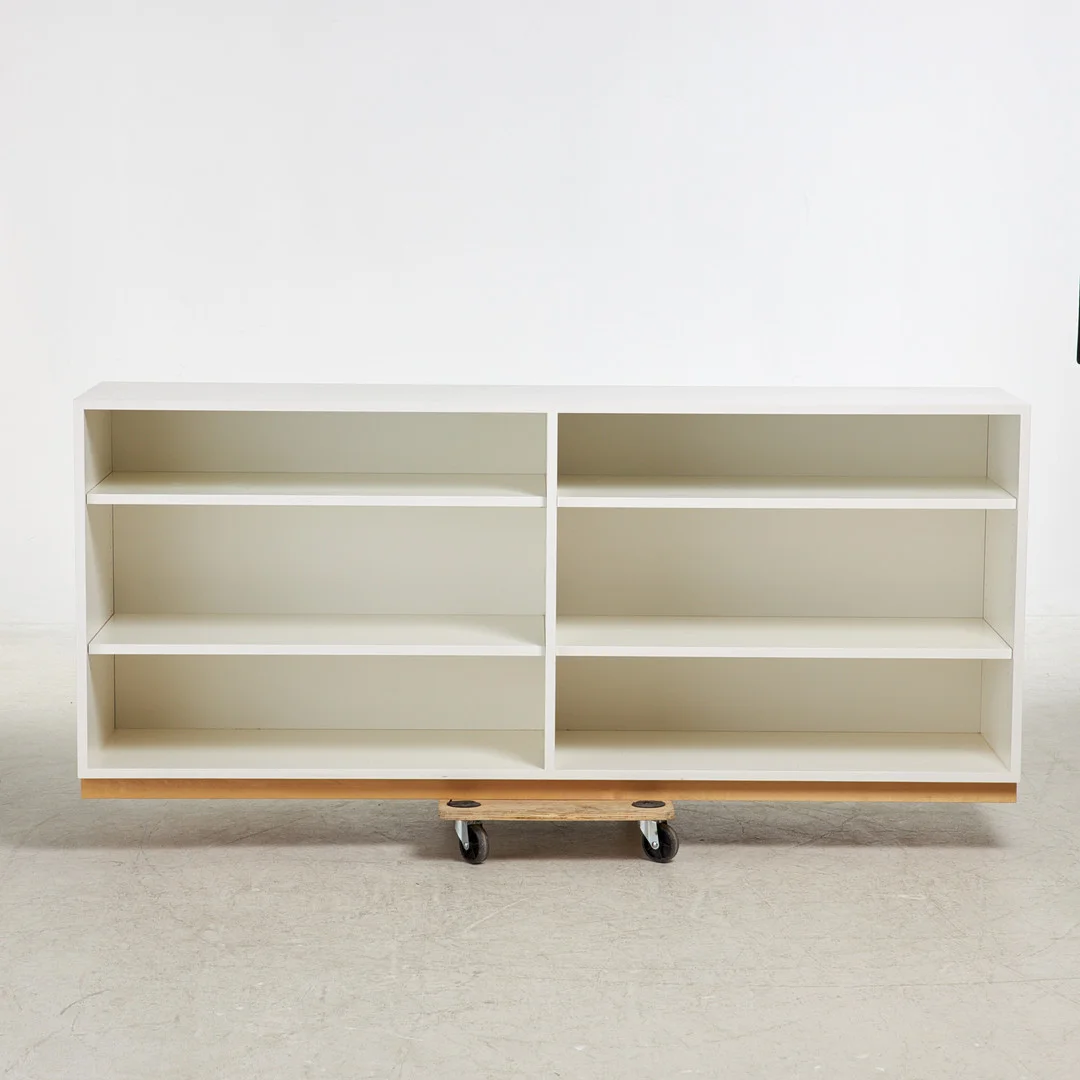 SIDEBORD. Samtida, designad av ARK Anders Runerheim Arkitektkontor, tillverkad av Eriksson & Söner, vitlackerad. — Cupboards, Cabinets & Shelves — Stockholms Auktionsverk Sickla