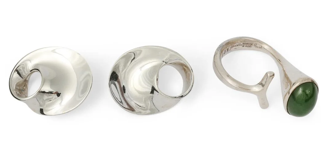 An aventurine ring set with a cabochon aventurine, mounted in sterling silver and a pair of sterling silver ear clips. Size 51. L. 2.2 cm. Design no. 192 and 142. Georg Jensen after 1945. (3) — Jewellery/Georg Jensen jewellery — Bruun Rasmussen