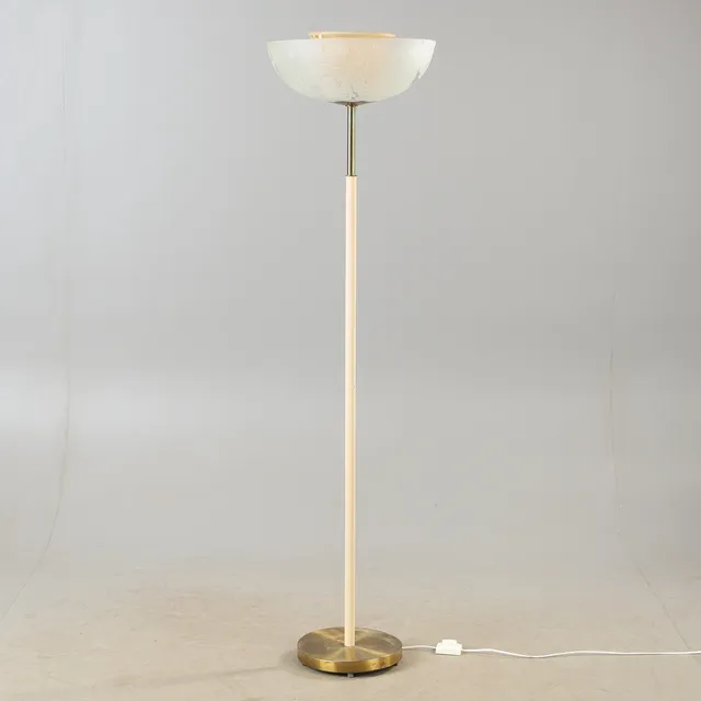 BO NOTINI. Golvlampa, mässing och glas, Glössner & Co. 1945, signerad.