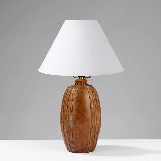 ARNE BANG. Bordlampe af glaseret stentøj med riflet korpus, modelnr. 172, eget værksted i Fensmark, Danmark, 1940'erne, nordisk Art Deco.