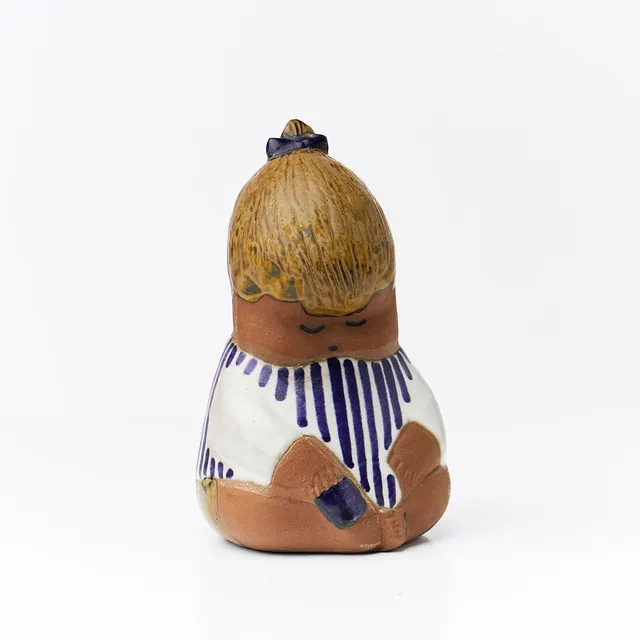 LISA LARSON. Figurin, "Johanna", ur serien Larsons Ungar, glaserad stengods, formgiven 1961, stämplad Gustavsberg, etikettmärkt.