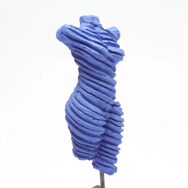 FRANK OLSSON. (FÖDD 1954). "BTG Torso", bemålad keramik, monterad på träsockel, signerad.