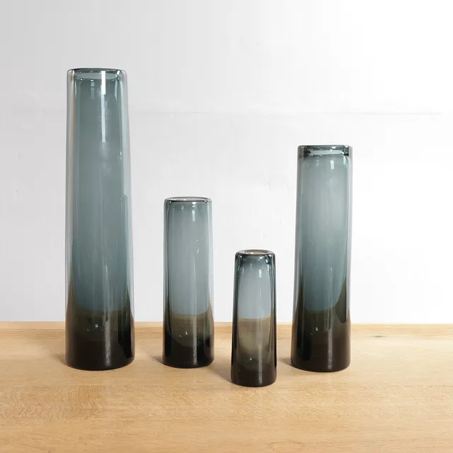 PER LÜTKEN (F. 1916, D. 1998). Fire cylinderformede vase af røgfarvet glas. Udført og mærket hos Holmegaard Glasværk, Danmark (4).