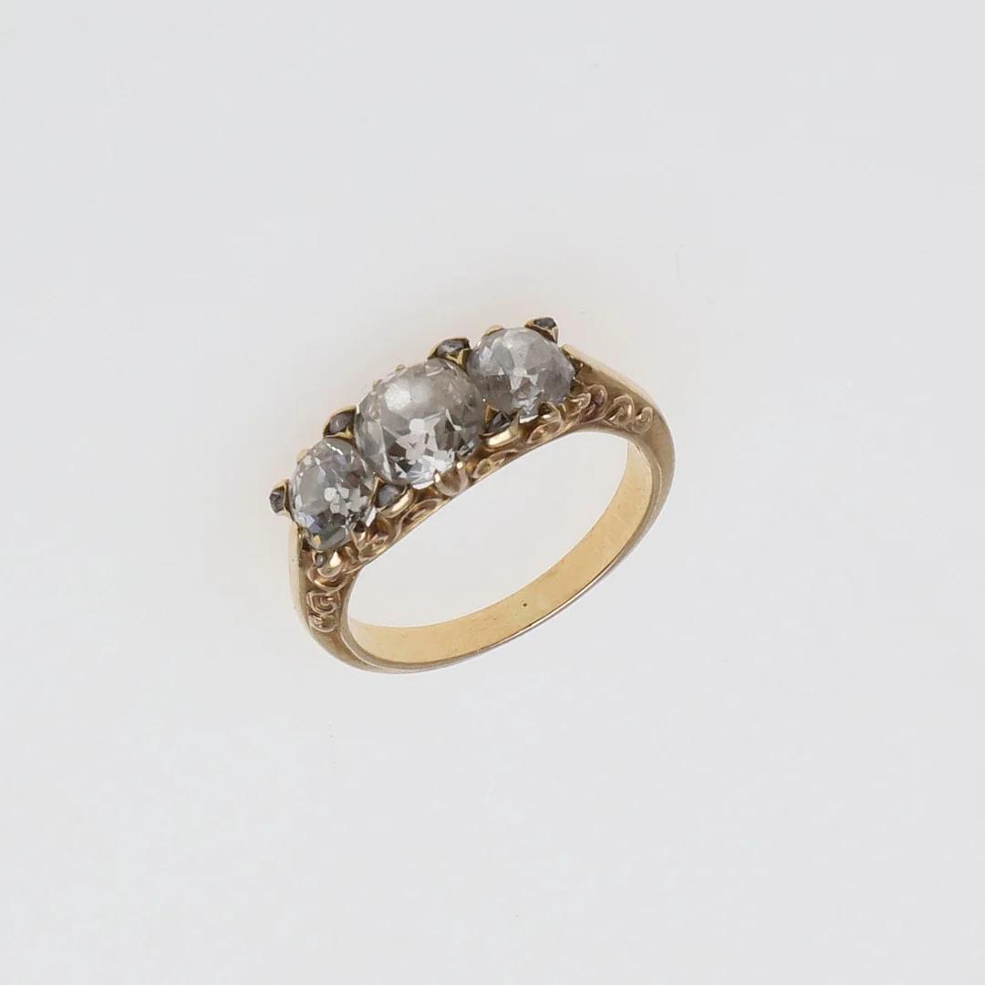 A DIAMOND THREE STONE RING. — Rings — Lawrences Auctioneers