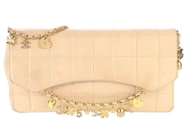 CHANEL, VÄSKA, Lucky Carms Chain Bag, beige läder, guldfärgade beslag, 26x13x6,5 cm, hologrammärkt 7552128, år 2002-2003, cert, rosa fläckar. Good Condition.